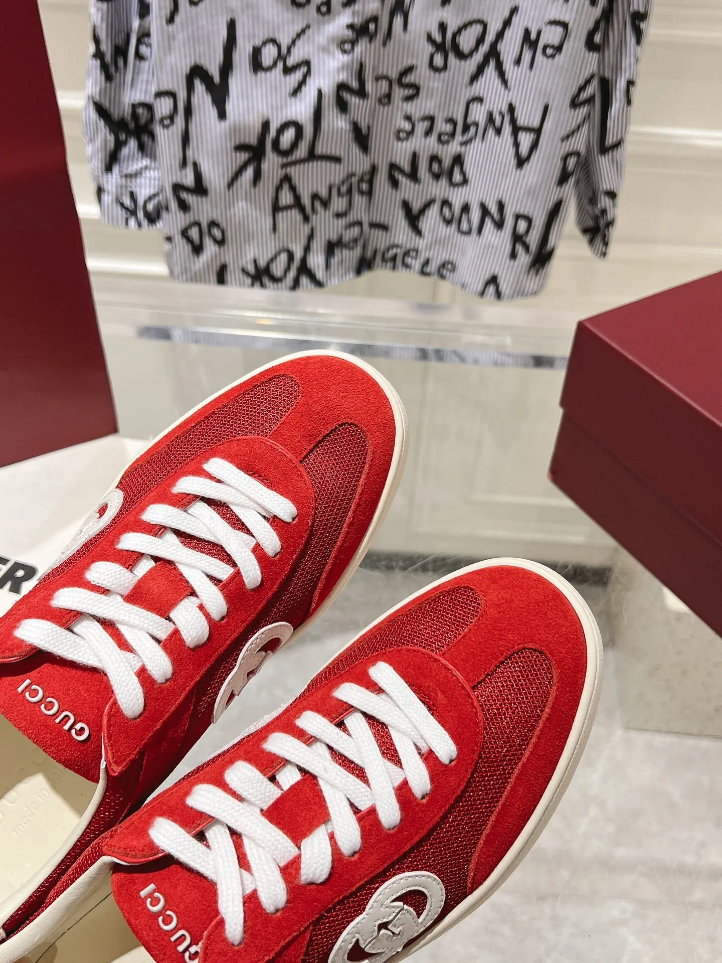 👟👟Ex-factory price 540👟👟Men's size +10 New upgraded version🔥Gucci 2024 new white shoes casual shoes hot recommendation, original TPU soles, original fabrics, original sheepskin lining sheepskin feet🔥Original cover craftsmanship is reproduced one to one! The pursuit of ultimate comfort! 🔥🔥 [Love] Fabric: Imported cow suede + mesh [Love] Packing: Counter-matched red shoe box ➕ Aviation airplane box [Love] Code number: 35-45